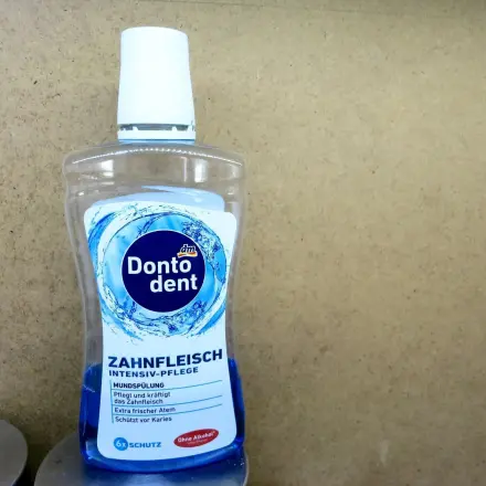 Halsschmerzen im Frühstadium mit Zahnspülung mindern