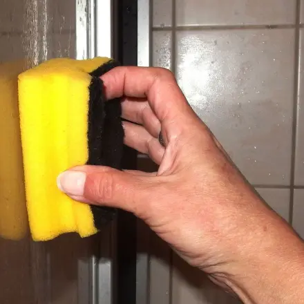 Duschwand während des Duschens putzen