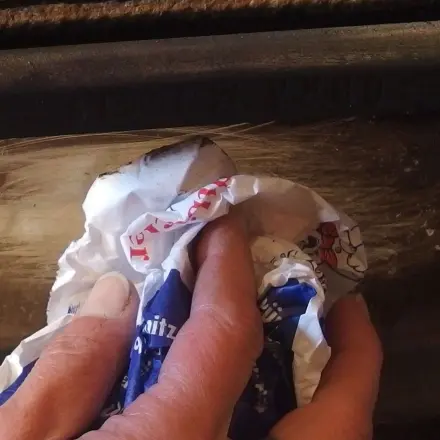 Kamin / Ofenscheibe reinigen mit Zeitung bzw. Papier