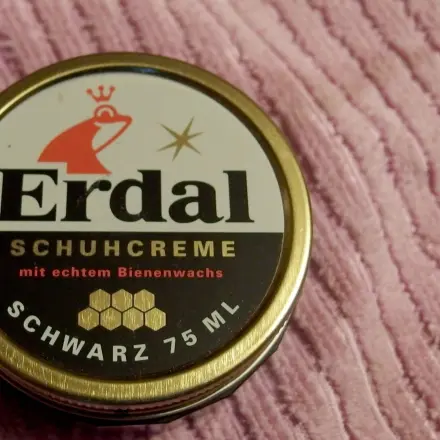 Schuhcreme auftragen, Fingerschutz