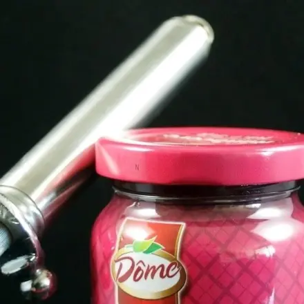 Öffnen von Drehverschlüssen von Marmeladengläsern