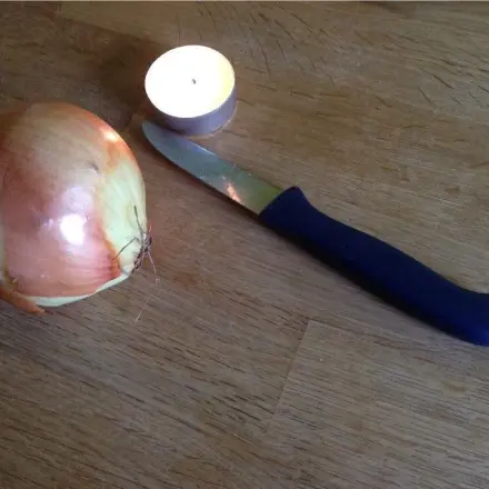 Zwiebeln schneiden ohne Tränen mit Teelichtern