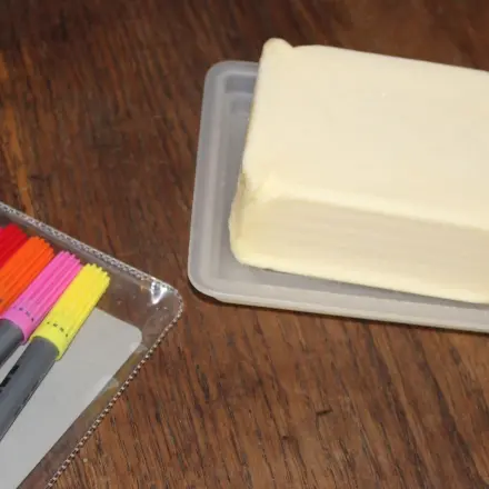 Mit Butter gegen Lackmalstiftflecken auf Holztisch