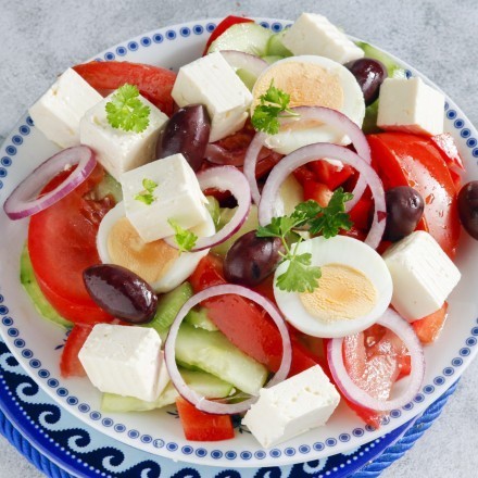 Griechischer Bauernsalat mit Ei
