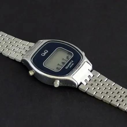 Gliederarmband einer Uhr mit Gebissreiniger reinigen