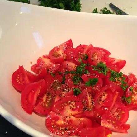 Tomatensalat mit Schafskäse und Zwiebel