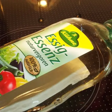 Glänzendes Glaskeramikfeld mit Essig