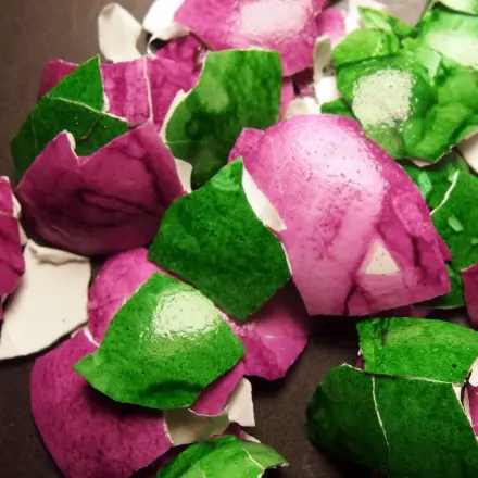 Mosaikbild aus bunten Ostereierschalen