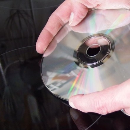Glaskeramikfeld mit alten CDs säubern