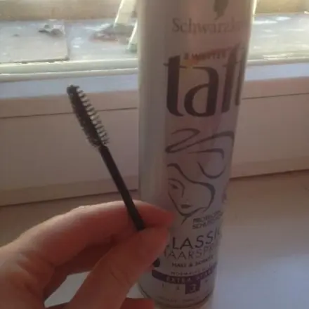 Augenbrauen fixieren mit Haarspray