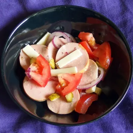 Wurstsalat mit Lyoner und Essiggurken - einfach und schnell