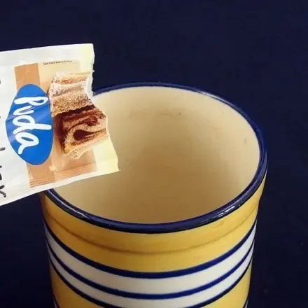 Teeränder mit Backpulver entfernen