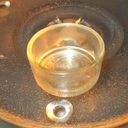 Kerzenwachs mit der Mikrowelle entfernen