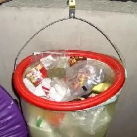 Gelber Sack aufhängen