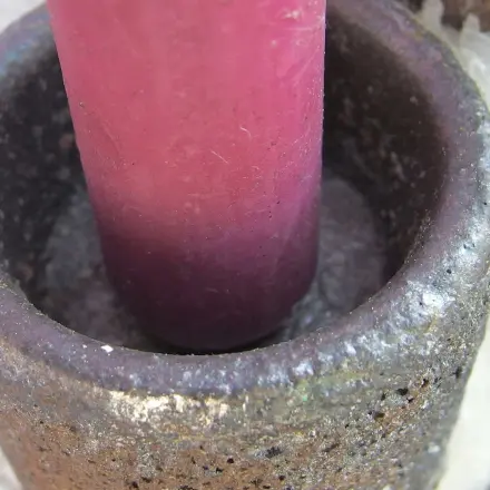 Kleine Kerzen in zu große Kerzenständer