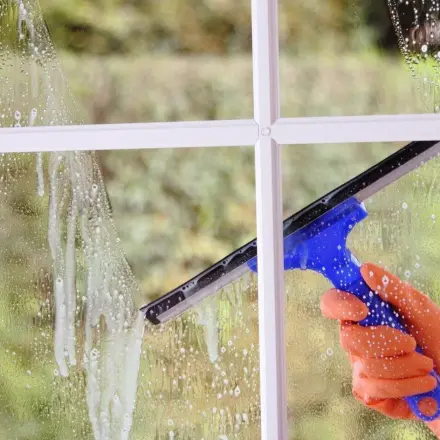 Fenster & Spiegel blank mit Mix aus Essigessenz, Spiritus & Spüli