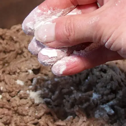 Hackfleisch wird locker und saftig beim Anbraten