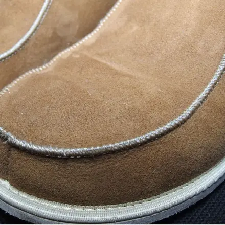 Helle Wildlederschuhe und hartnäckige Flecken