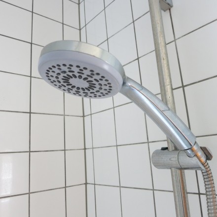 Nacheinander Duschen spart Wasser / Zirkulation / Heizung