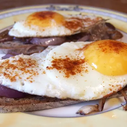 Spiegeleier mit Gemüsezwiebeln (oder andere Zwiebeln)