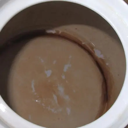 Braune Teetassenbeläge mit Cola säubern