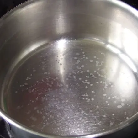 Kalkflecken in Töpfen nach dem Eierkochen