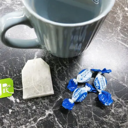 Hustenbonbons in Tee