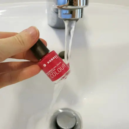 Nagellack schneller fest, wenn man ihn unter fließendes Wasser hält