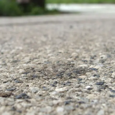 Ölflecken auf Pflastersteinen mit Spülmaschinentabs entfernen