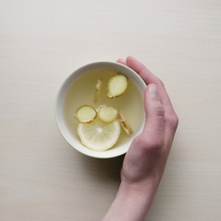 Wasser mit Ingwer und Zitrone