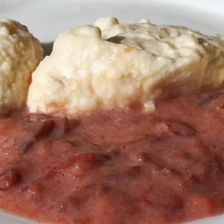 Quarkklößchen mit Pflaumenmus-Sauce
