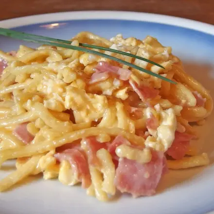 Spätzle mit Rührei, Schinkenwürfeln und Käse