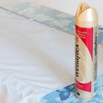 Teeflecken mit Haarspray entfernen