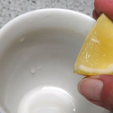 Teeflecken aus Porzellan und Gläsern entfernen