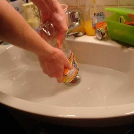 Verstopfung im Waschbecken mit PET-Flasche lösen