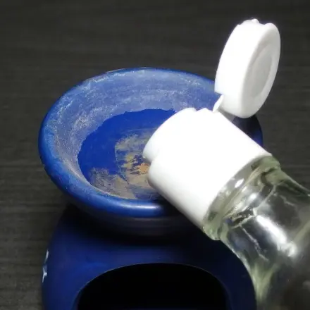 Duftlampe mit Nagellackentferner reinigen