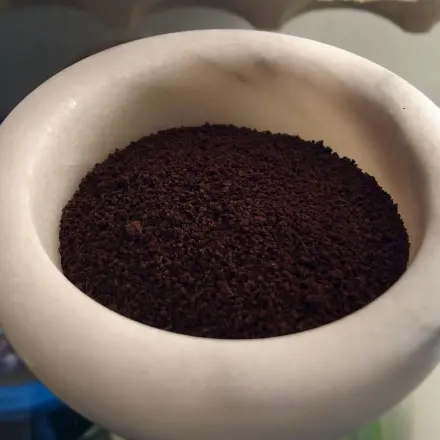 Geruch im Kühlschrank mit Kaffeepulver bekämpfen