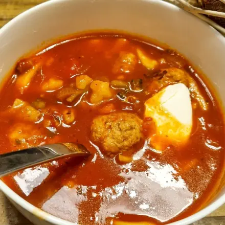 Scharfe Hack-Gemüse-Suppe