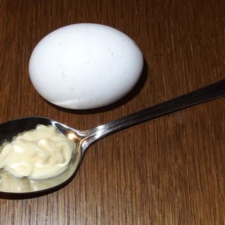 Haarkur aus Mayonnaise und Eigelb