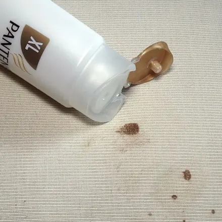 Blutflecken mit Shampoo entfernen