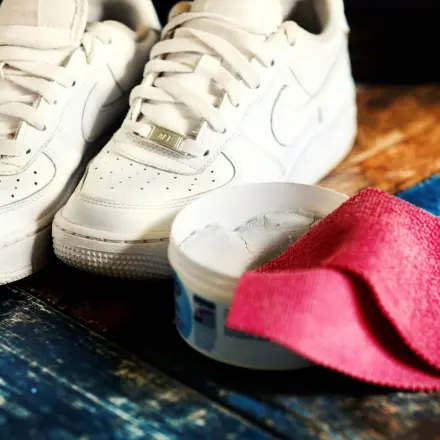 Putzstein bewirkt wahre Wunder bei Turnschuhen