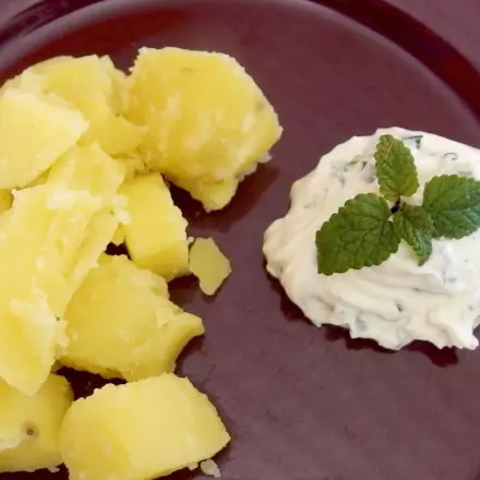 Kräuterquark zu Pellkartoffeln, Gemüsestifteln und zum Grillen