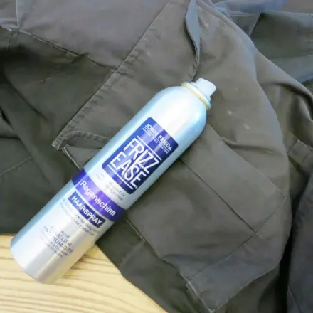 Frische oder angetrocknete Farbe auf Kleidung