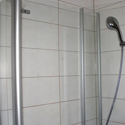 Weniger Kalkablagerungen in der Duschkabine mit Babyöl