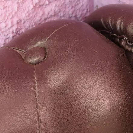 Verfärbungen und Flecken auf Kunstledersofa entfernen
