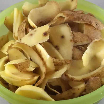 Fenster von Kachelöfen mit Kartoffelschalen reinigen