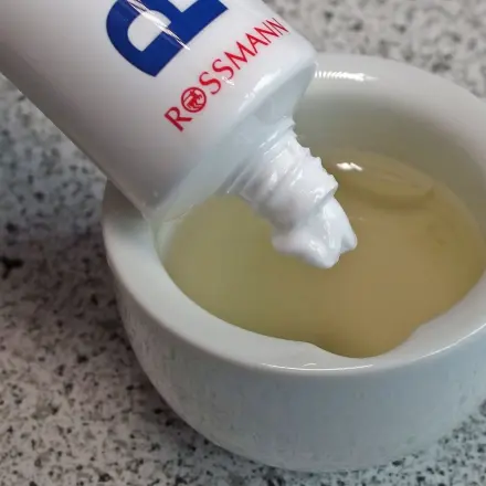 Anti-Pickel-Creme aus Kamillentee, Honig und Zahnpasta