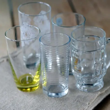 Zig Trinkgläser im Küchenschrank und jedes ist ein Unikat?