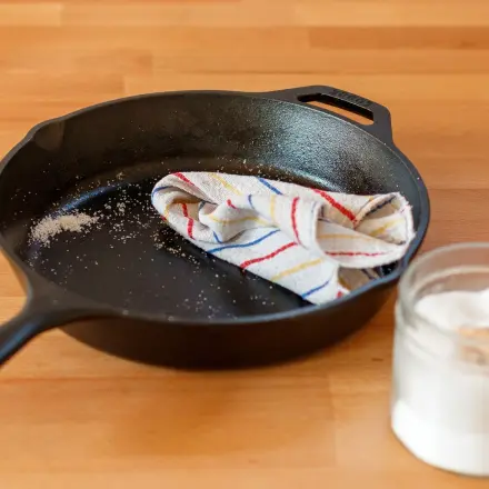 Gusseiserne Pfannen reinigen