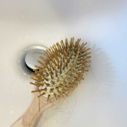 Haare aus Bürste entfernen mit "Abflussfrei"